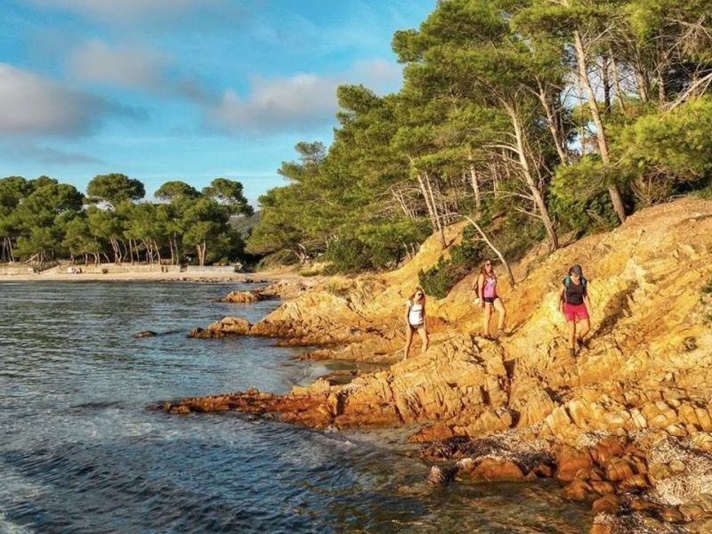 A louer APPARTEMENT DE PRESTIGE T4 82 M2 BORD DE MER BORMES LES MIMOSAS