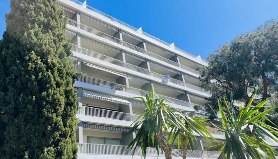 A louer APPARTEMENT T3 75 M2 TERRASSE BORD DE MER MENTON