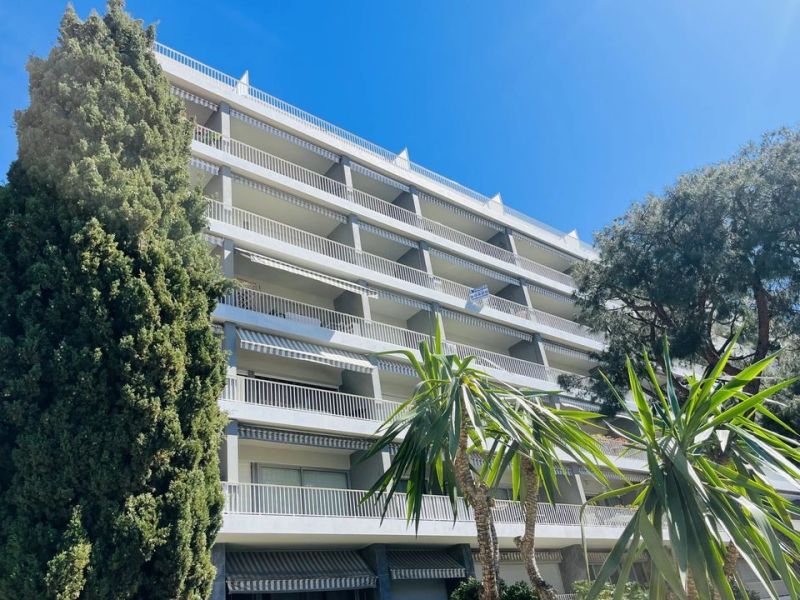 A louer APPARTEMENT T3 75 M2 TERRASSE BORD DE MER MENTON
