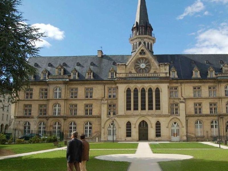 A louer APPARTEMENT T5 152 M2  CAEN