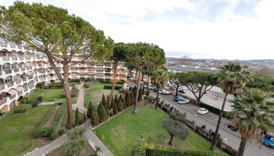 A louer STUDIO  19 M2 BORD DE MER MANDELIEU LA NAPOULE COMMERCES MER