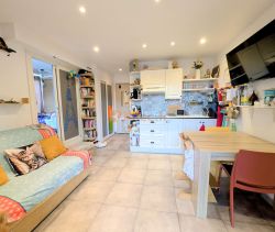 A louer STUDIO  19 M2 BORD DE MER MANDELIEU LA NAPOULE COMMERCES MER