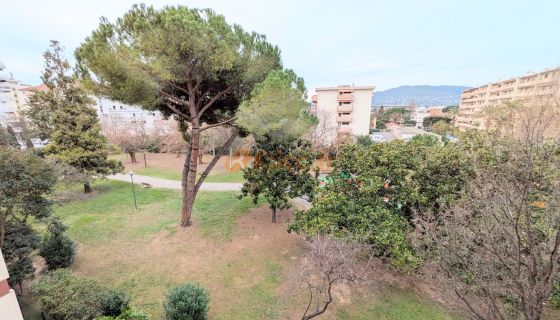 A louer APPARTEMENT T4 69 M2 TERRASSE BORD DE MER CANNES COMMERCES MER