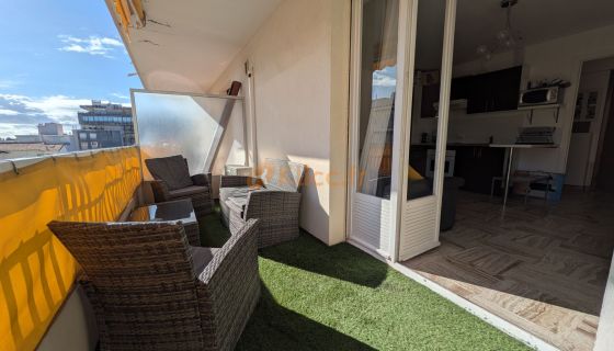 A vendre STUDIO  35 M2 TERRASSE PLAGE à PIED ANTIBES MER