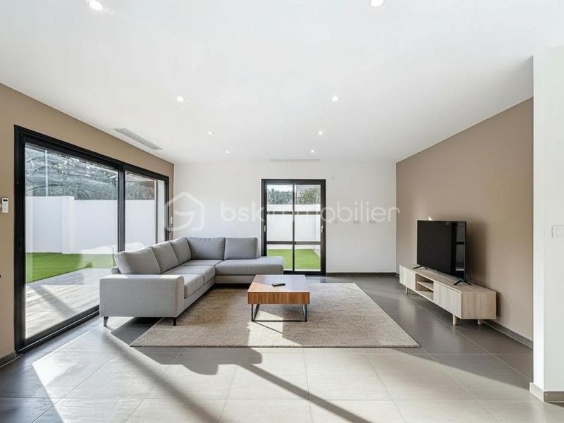 Contemporary house for rent in Clermont-l'Hérault