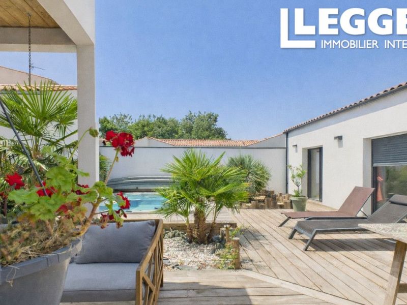 Contemporary house for rent by the sea in Angoulins