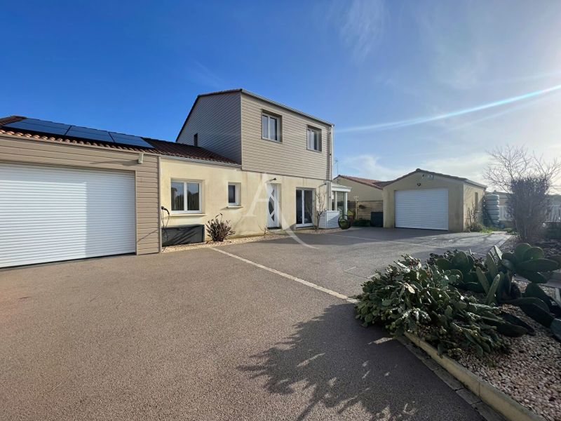 For sale: 7-room house, 140 m², beachfront, Jard-sur-Mer