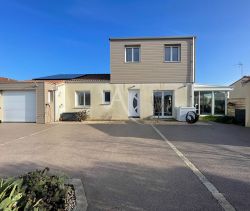 For sale: 7-room house, 140 m², beachfront, Jard-sur-Mer