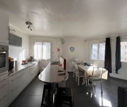 For rent: 2-bedroom apartment, 74 sq m, Marseille 5th arrondissement