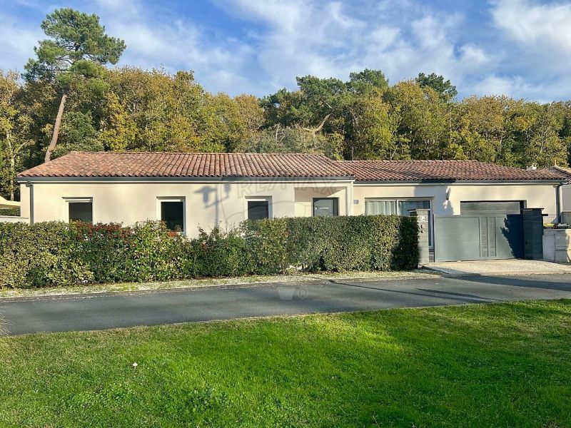 Contemporary house for rent by the sea in Les Mathes