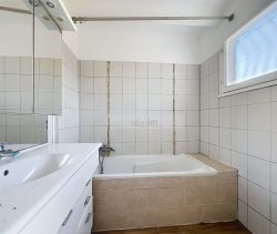 A vendre APPARTEMENT T3 64 M2 BORD DE MER SANARY SUR MER