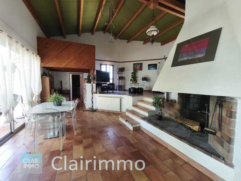 Architect-designed house for rent by the sea in Vitrolles