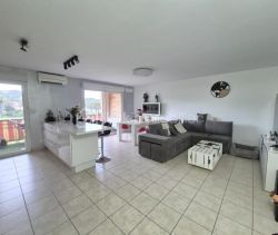 A louer APPARTEMENT T3 67 M2 TERRASSE BORD DE MER HYERES