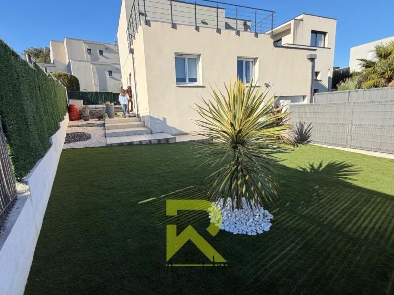 Contemporary house for rent by the sea in Agde