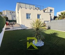 Contemporary house for rent by the sea in Agde