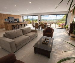 Contemporary house for rent in Magalas