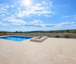 Contemporary house for rent in Magalas