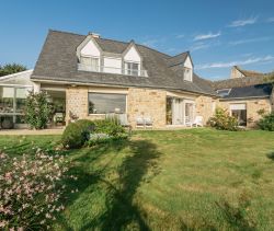 En venta: casa de 9 habitaciones, 224 m², vistas al mar y a la playa, a pocos pasos de Perros-Guirec.