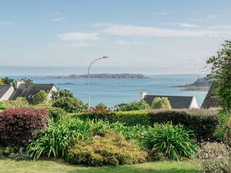 For sale: 9-room house, 224 m², sea and beach views, within walking distance of Perros-Guirec