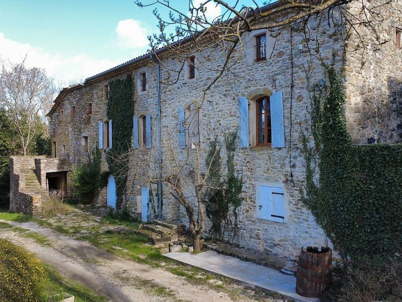 Contemporary house for rent in Deaux