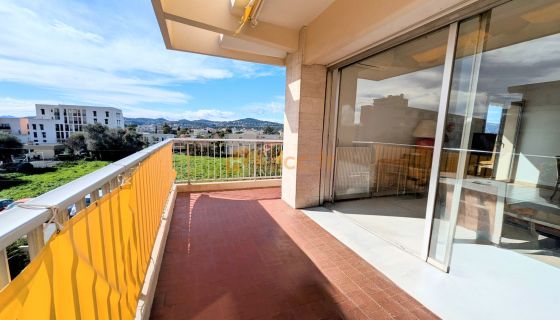 A vendre GRAND APPARTEMENT T2 TERRASSE ET PARKING  Antibes