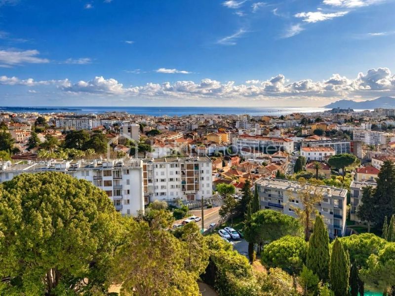 A vendre APPARTEMENT  18 M2 VUE MER CANNES