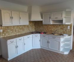 For rent: 6-room farmhouse, 111 m², red