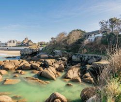 For sale: Architect-designed villa by the sea with direct beach access in Trégastel