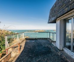For sale: Architect-designed villa by the sea with direct beach access in Trégastel