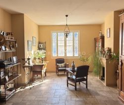 A louer MAISON  6 PIECES 197 M2  EYGUIERES