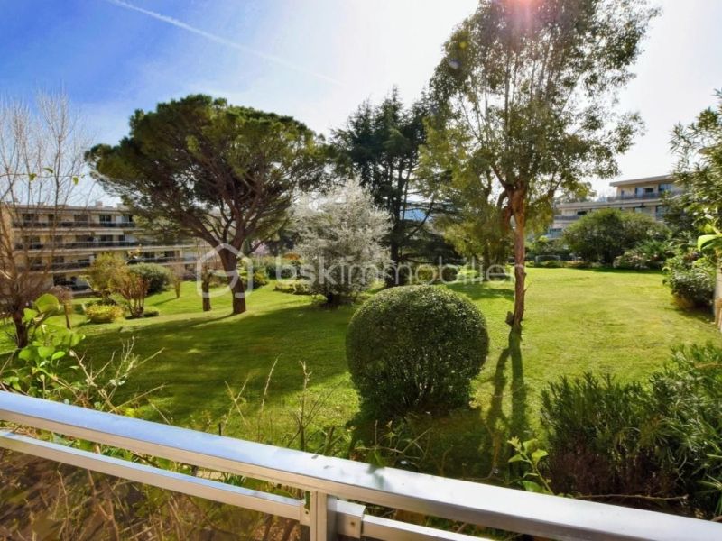 For rent: Luxury 2-bedroom apartment (71 sq m) with terrace, beachfront, Mandelieu-La-Napoule