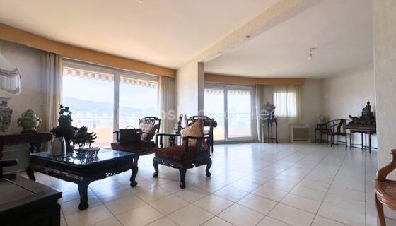 APARTAMENTO DE 5 HABITACIONES 106 M2 CON TERRAZA AL MAR HYERES