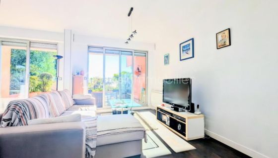 For rent: 3-bedroom apartment, 90 m², terrace, seaside, Nice