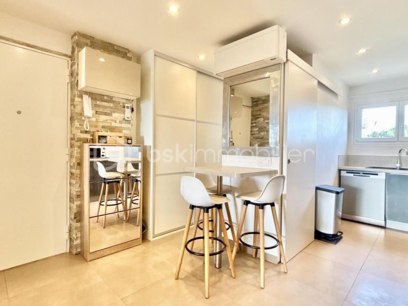 For rent: 2-bedroom apartment, 61 m², seaside, Antibes