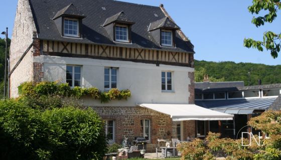 A vendre MAISON DE CARACTERE 11 PIECES 255 M&sup2;  DEPENDANCES ET PISCINE COUVERTE Veulettes-sur-Mer