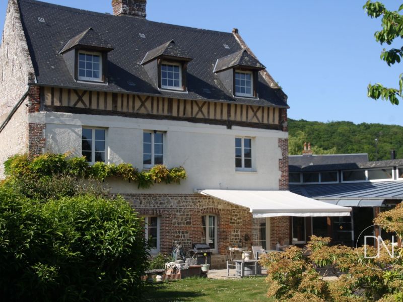 A vendre MAISON DE CARACTERE 11 PIECES 255 M&sup2;  DEPENDANCES ET PISCINE COUVERTE Veulettes-sur-Mer