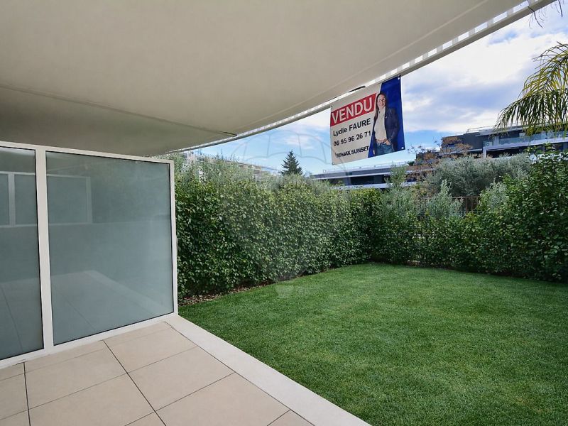 A louer STUDIO NEUF  35 M2 BORD DE MER VILLENEUVE LOUBET