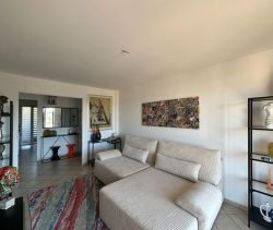 For rent: 2-bedroom apartment, 56 m², beachfront, Cagnes-sur-Mer