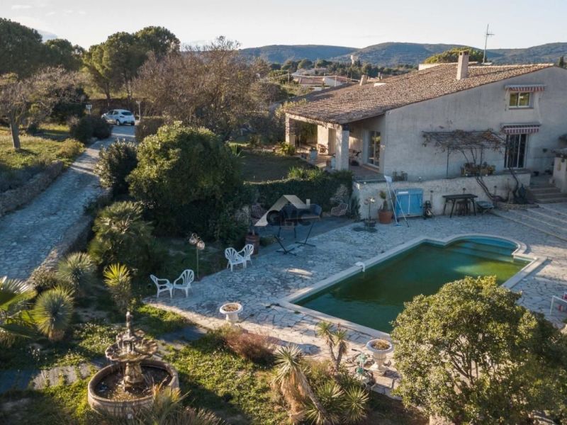 Mansion for rent by the sea in Poussan