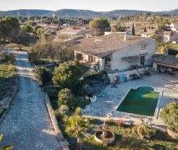 Mansion for rent by the sea in Poussan