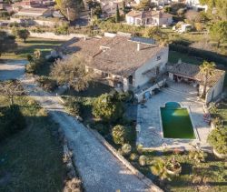 Mansion for rent by the sea in Poussan