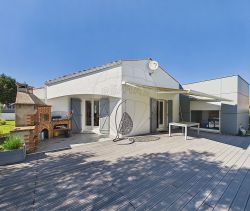 Contemporary house for rent by the sea in Les Mathes