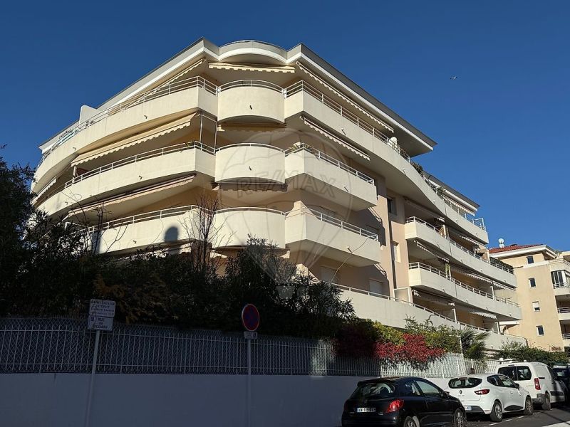 Luxury 2-bedroom apartment for rent, 70 m², with terrace, beachfront, Cannes