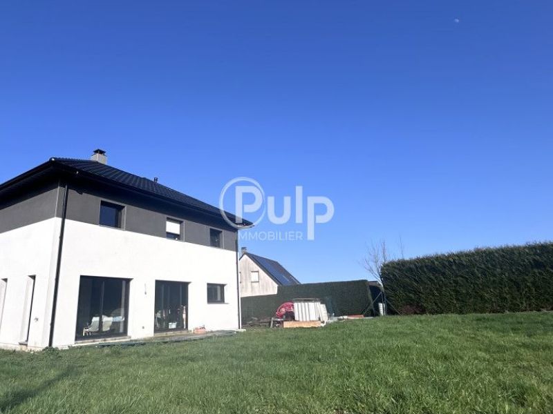 Contemporary house for rent in Sachin