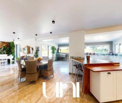 For rent: Mansion by the sea, Periers-sur-le-Dan