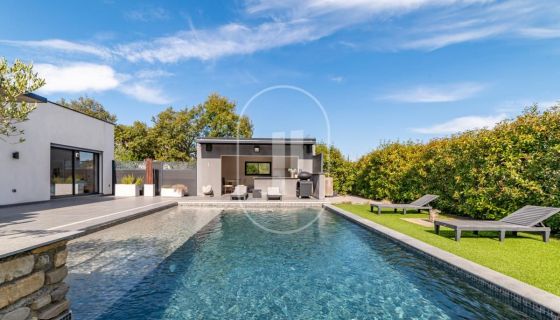 Contemporary house for rent in Deaux