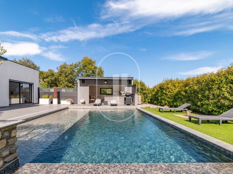 Contemporary house for rent in Deaux