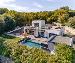 Contemporary house for rent in Deaux