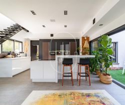 Contemporary house for rent in Deaux