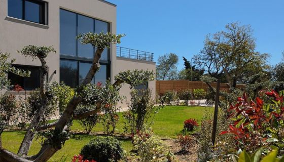 CASA CONTEMPORÁNEA CON VISTAS AL MAR GRIMAUD